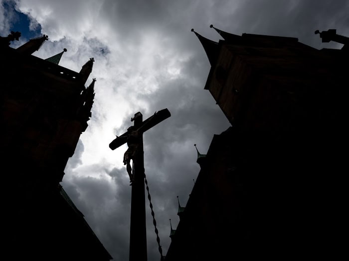 Die Kommission zur Aufarbeitung sexuellen Missbrauchs wirft dem Bistum Erfurt vor, ihre Arbeit zu untergraben. (Symbolbild) / Foto: Hendrik Schmidt/dpa