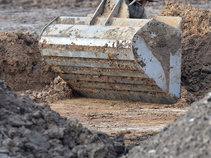 Ein 83-jähriger Mann ist in Weimar wohl versehentlich durch einen Baggerfahrer in eine Baugrube gestoßen und dadurch schwer verletzt worden. (Symbolbild) / Foto: Caroline Seidel/dpa