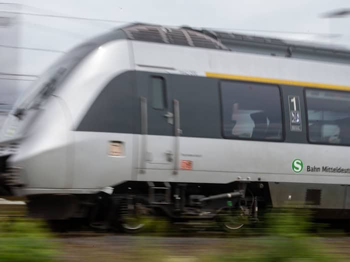 Ab dem 3. April müssen Pendler zwischen Leipzig, Altenburg und Zwickau mit Ausfällen und Ersatzverkehr rechnen. (Archivbild) / Foto: Hendrik Schmidt/dpa-Zentralbild/dpa