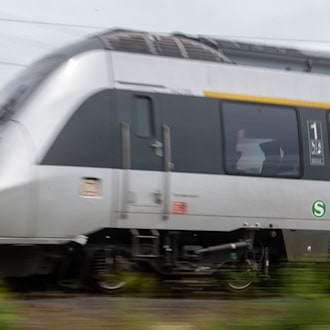 Ab dem 3. April müssen Pendler zwischen Leipzig, Altenburg und Zwickau mit Ausfällen und Ersatzverkehr rechnen. (Archivbild) / Foto: Hendrik Schmidt/dpa-Zentralbild/dpa
