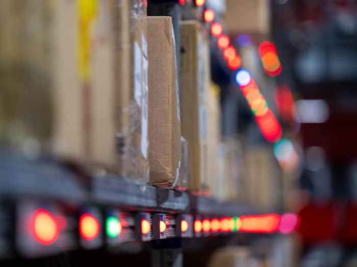 Ein Duo steht wegen vorgetäuschter Paketrücksendungen unter Betrugsverdacht. (Symbolbild) / Foto: Hendrik Schmidt/dpa