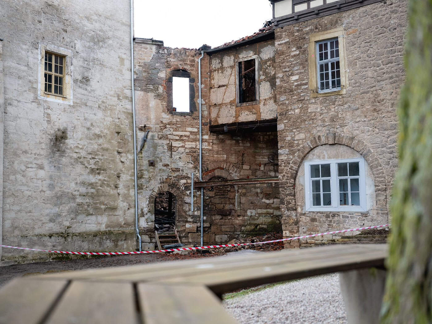 Die Runneburg Weißensee aus dem 12. Jahrhundert ist bei dem Brand nur knapp einer größeren Katastrophe entgangen. / Foto: Jacob Schröter/dpa