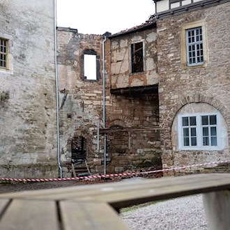Die Runneburg Weißensee aus dem 12. Jahrhundert ist bei dem Brand nur knapp einer größeren Katastrophe entgangen. / Foto: Jacob Schröter/dpa