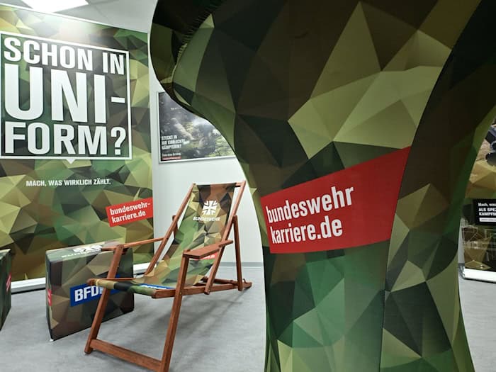 Auf Messen informiert die Bundeswehr unter anderem über Ausbildungs- und Studienmöglichkeiten bei sich. (Symbolbild) / Foto: Martin Schutt/dpa