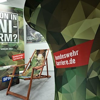 Auf Messen informiert die Bundeswehr unter anderem über Ausbildungs- und Studienmöglichkeiten bei sich. (Symbolbild) / Foto: Martin Schutt/dpa