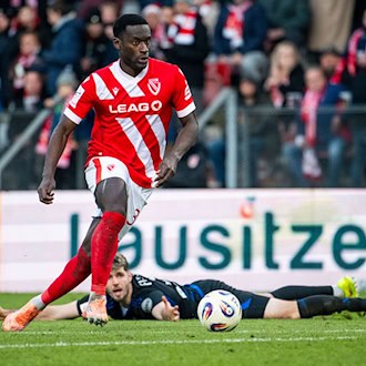 Merveille Biankadi (Energie Cottbus) gelang in Aachen der Ehrentreffer. / Foto: Julius Frick/dpa