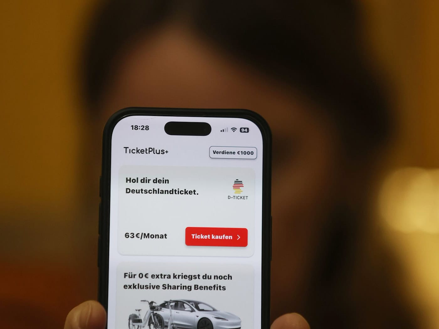 Der schneereiche Winter hat in Thüringen nach Verbandsangaben kaum Auswirkungen auf die Verkaufszahlen des Deutschlandtickets gehabt. (Symbolbild) / Foto: Bodo Schackow/dpa