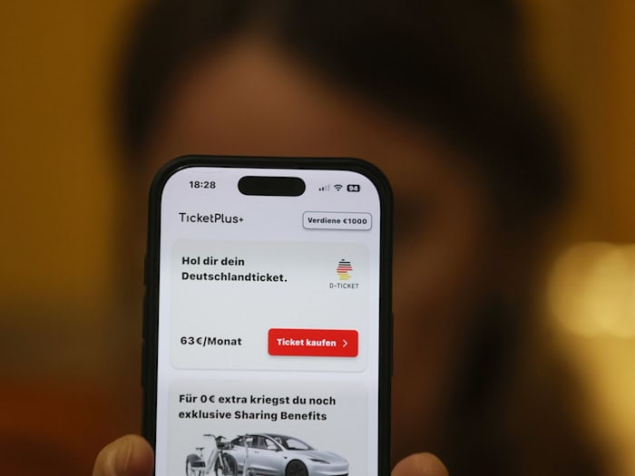 Der schneereiche Winter hat in Thüringen nach Verbandsangaben kaum Auswirkungen auf die Verkaufszahlen des Deutschlandtickets gehabt. (Symbolbild) / Foto: Bodo Schackow/dpa