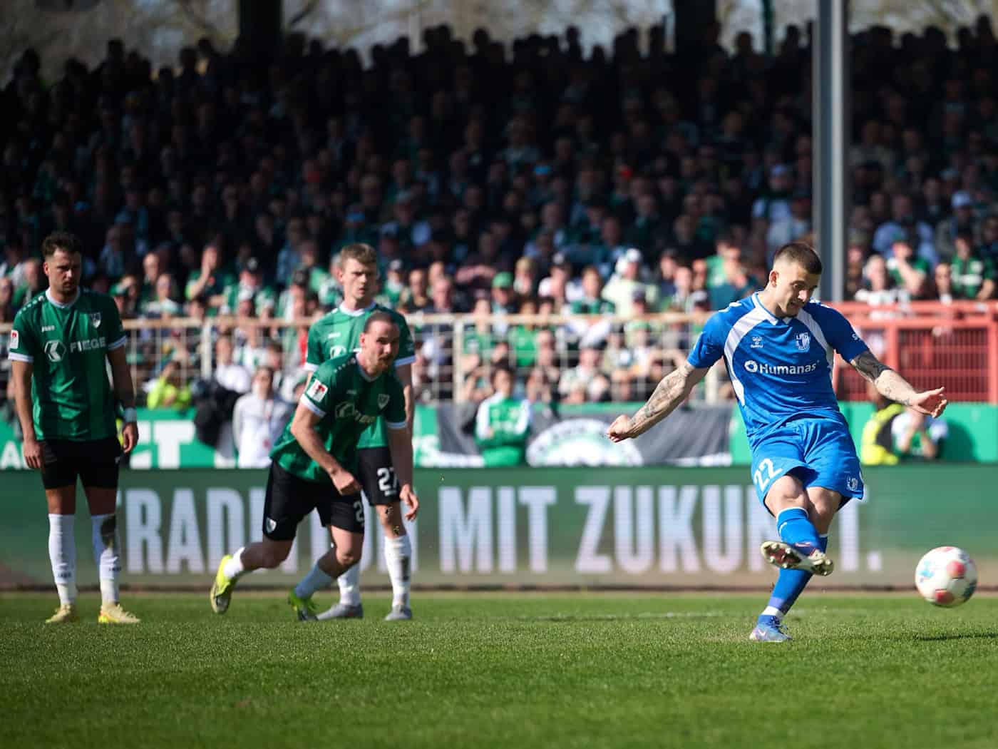 Mateusz Zukowski (r) traf mit seinem 12. Ligator zum 1:0 / Foto: Bernd Thissen/dpa