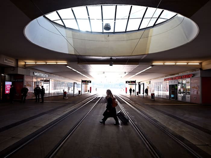 Im Tarifkonflikt des kommunalen Nahverkehrs kommt es in mehreren Thüringer Regionen erneut zu Warnstreiks - mit Folgen für Fahrgäste. (Archivbild) / Foto: Martin Schutt/dpa