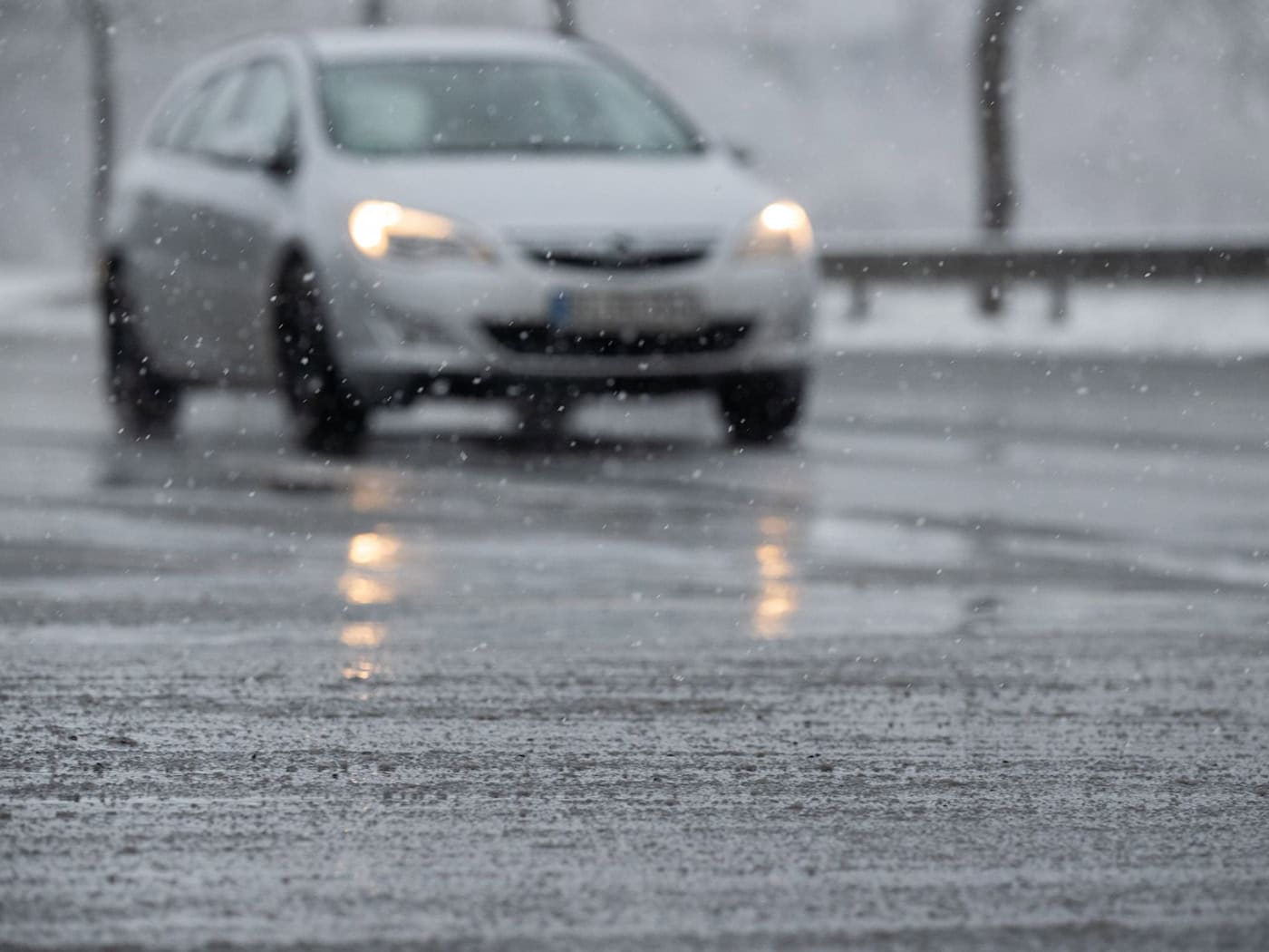 Frost und glatte Straßenbedingungen: Der Deutsche Wetterdienst mahnt am Dienstagmorgen zu Vorsicht. (Symbolbild) / Foto: Sebastian Gollnow/dpa