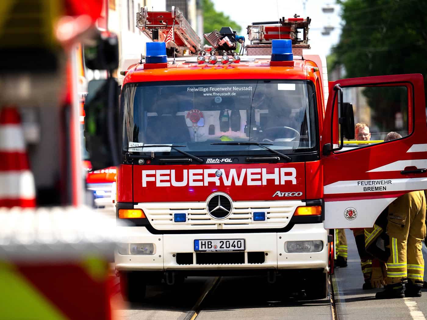 Die Feuerwehr ist zu einem brennenden Einfamilienhaus in Königsee ausgerückt. (Symbolbild) / Foto: Sina Schuldt/dpa
