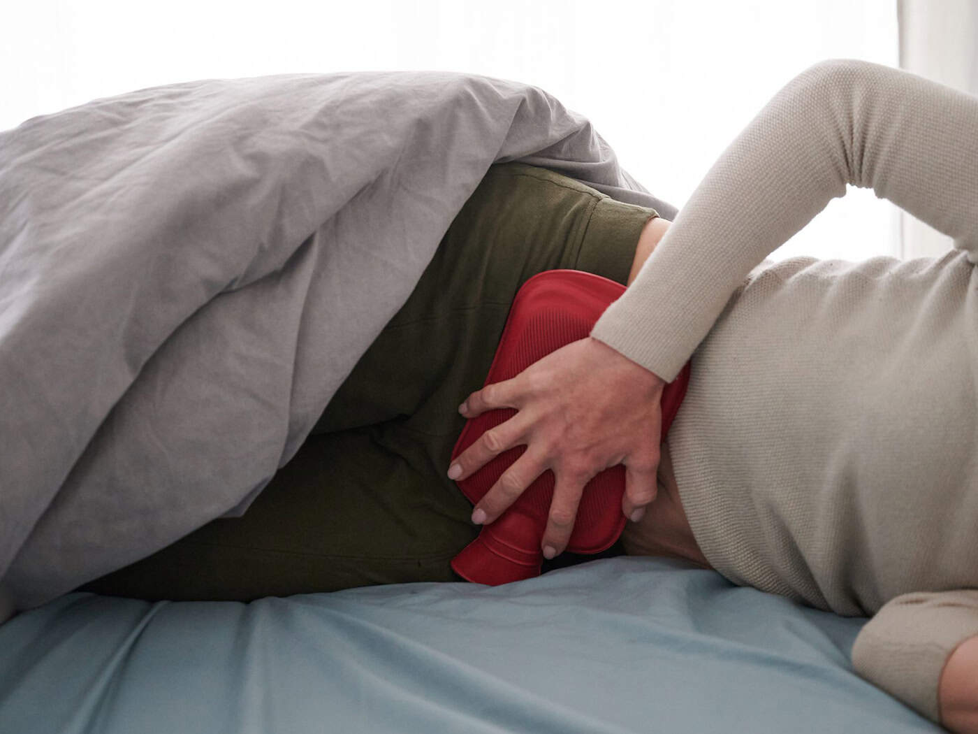 Viele Betroffene der Unterleibserkrankung Endometriose leiden unter starken Symptomen und damit verbundenen Einschränkungen im Alltag. (Symbolbild) / Foto: Annette Riedl/dpa