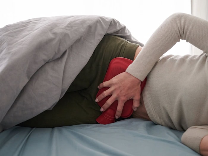 Viele Betroffene der Unterleibserkrankung Endometriose leiden unter starken Symptomen und damit verbundenen Einschränkungen im Alltag. (Symbolbild) / Foto: Annette Riedl/dpa