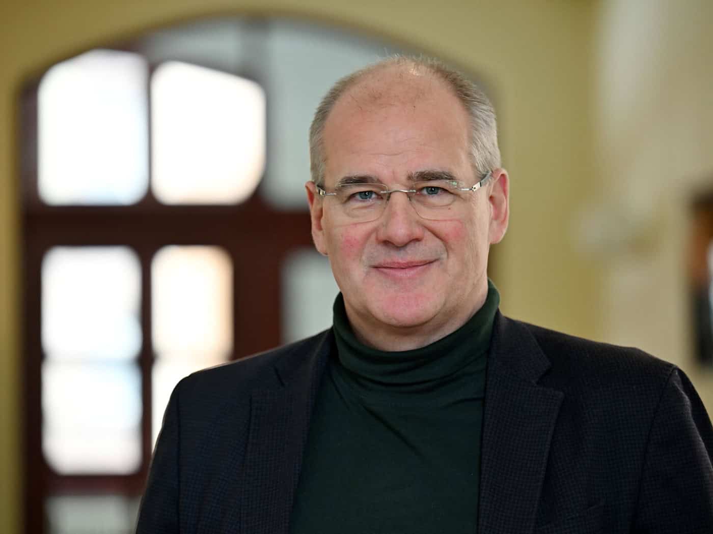 Immer wieder erhält Landrat Matthias Jendricke (SPD) Drohungen, teils mit Bezug auf ein umstrittenes Arbeitsprojekt für junge Bürgergeldempfänger. (Archivbild)  / Foto: Martin Schutt/dpa