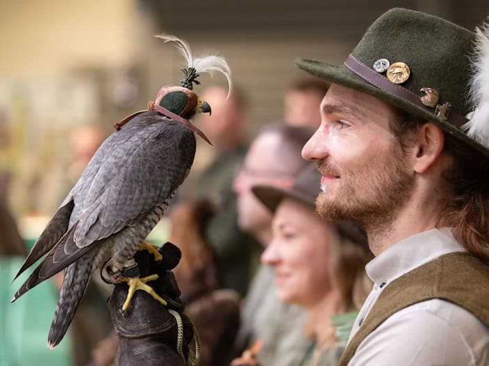 Die 25. Auflage der Messe «Reiten-Jagen-Fischen» lockt unter anderem mit Vorführungen von Falknern nach Erfurt. / Foto: Michael Reichel/dpa