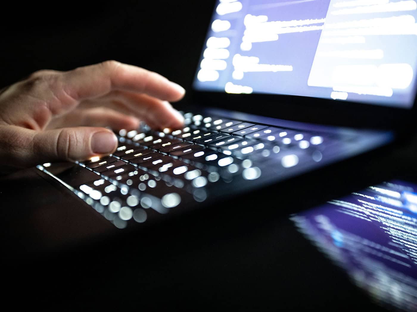 Mehrere Male überwies der 57-Jährige Geld auf ein Konto im Ausland. (Symbolbild) / Foto: Philip Dulian/dpa