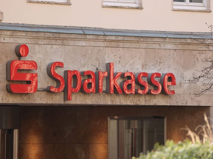 Die Sparkassen in Hessen und Thüringen haben von einer starken Nachfrage von Sparern profitiert. (Archivbild) / Foto: Bodo Schackow/dpa-zentralbild/dpa