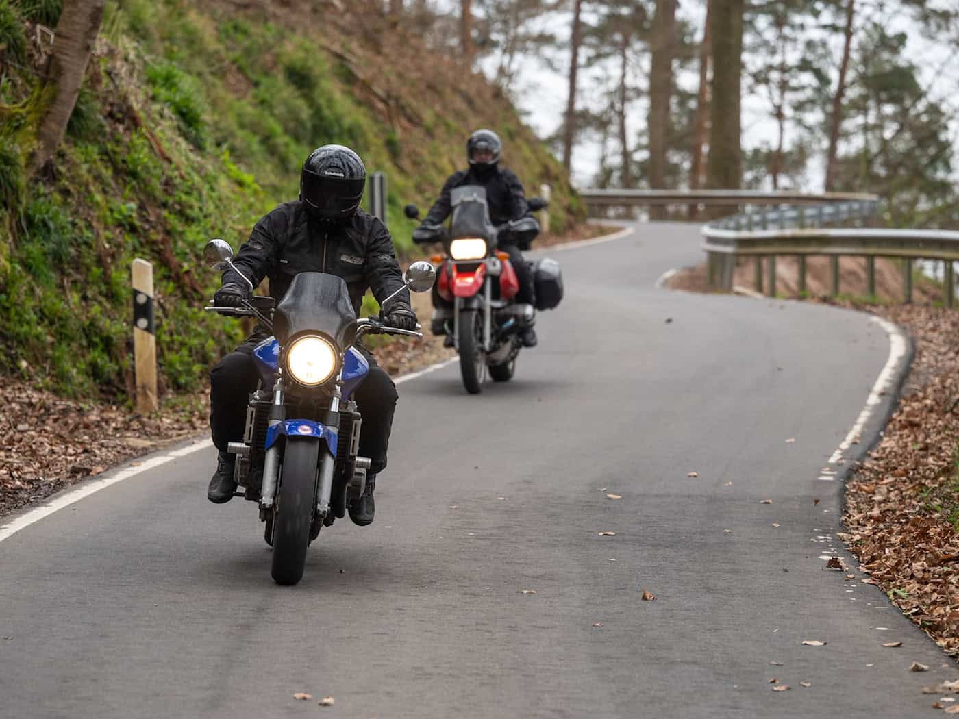 Die frühlingshaften Temperaturen locken Motorradfahrer zu den ersten Touren. (Archivfoto) / Foto: Harald Tittel/dpa