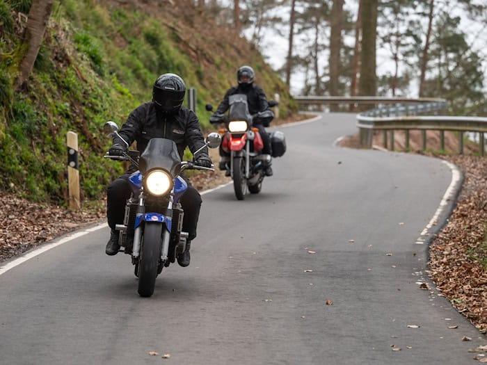 Die frühlingshaften Temperaturen locken Motorradfahrer zu den ersten Touren. (Archivfoto) / Foto: Harald Tittel/dpa