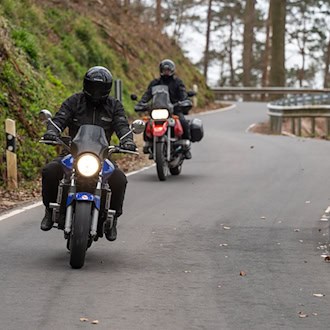 Die frühlingshaften Temperaturen locken Motorradfahrer zu den ersten Touren. (Archivfoto) / Foto: Harald Tittel/dpa