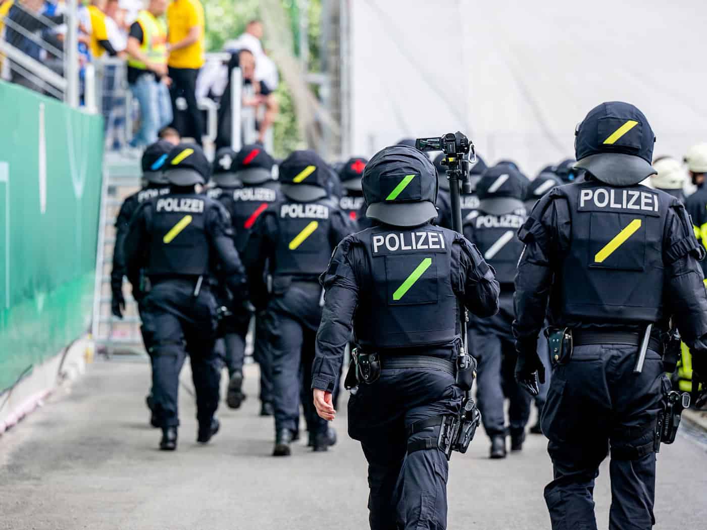 Bei Begegnungen zwischen dem FC Carl Zeiss Jena und dem FC Rot-Weiß ist die Polizei regelmäßig mit einem Großaufgebot im Einsatz. (Archivbild) / Foto: Jacob Schröter/dpa
