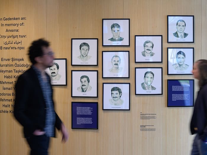 In einer Ausstellung erinnert das Chemnitzer Dokumentationszentrum an die zehn Mordopfer der rechtsextremen Terrorzelle NSU.  / Foto: Hendrik Schmidt/dpa