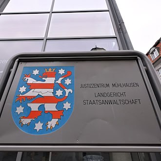 Die vom Landgericht Mühlhausen zu Haftstrafen verurteilten beiden Führungsfiguren einer «Reichsbürger»-Gruppe haben Revision eingelegt. (Archivbild)  / Foto: Martin Schutt/dpa