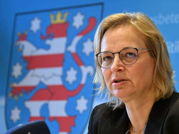 Thüringens Finanzministerin Katja Wolf (BSW) musste für den Haushalt 2025 weniger Geld aus der Rücklage des Landes entnehmen. (Archivbild) / Foto: Martin Schutt/dpa