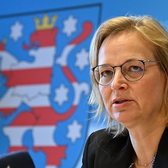 Thüringens Finanzministerin Katja Wolf (BSW) musste für den Haushalt 2025 weniger Geld aus der Rücklage des Landes entnehmen. (Archivbild) / Foto: Martin Schutt/dpa