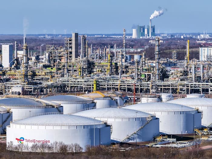 Der Krieg am Persischen Golf treibt die Ölpreise nach oben - und dämpft laut IWH die wirtschaftliche Erholung in Deutschland (Archivbild)  / Foto: Jan Woitas/dpa