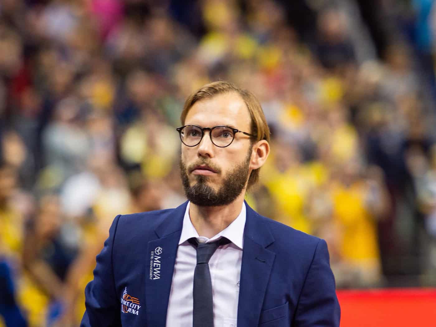 Trainer Björn Harmsen geht mit Jena in Vechta unter. / Foto: Arne Immanuel Bänsch/dpa