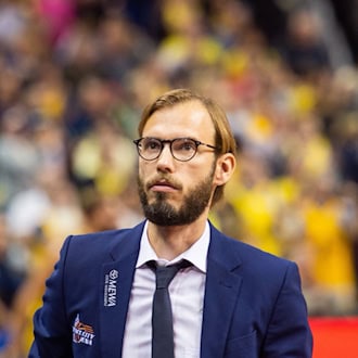 Trainer Björn Harmsen geht mit Jena in Vechta unter. / Foto: Arne Immanuel Bänsch/dpa