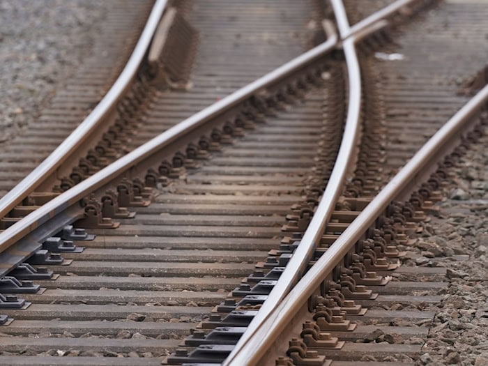 Nach einem Kabeldiebstahl bleibt die Strecke zwischen Leipzig und Erfurt vorerst gesperrt. (Symbolbild) / Foto: Marcus Brandt/dpa