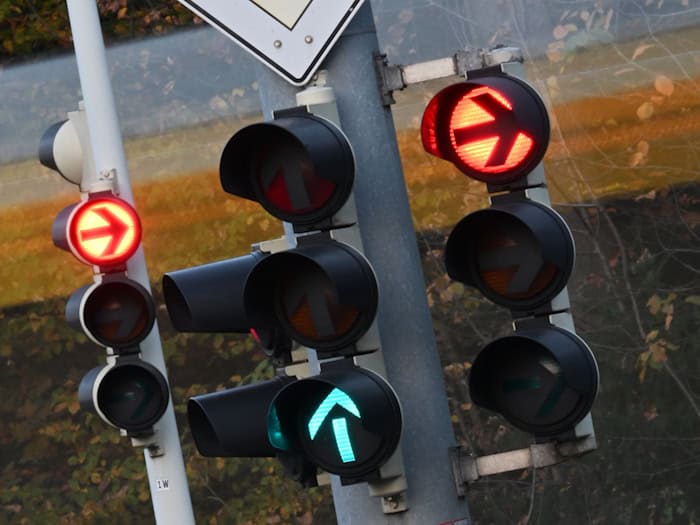Die Abschaltung einer Ampel sorgte bei Weimar für einen folgenschweren Unfall. (Symbolbild) / Foto: Bernd Weißbrod/dpa