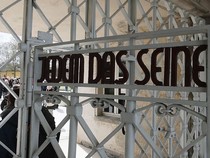 In das KZ Buchenwald bei Weimar und seine Außenlager hatten die Nationalsozialisten seit dem Sommer 1937 etwa 280.000 Menschen verschleppt, darunter viele zehntausend Jüdinnen und Juden. (Archivbild)  / Foto: Bodo Schackow/dpa