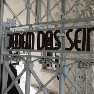 In das KZ Buchenwald bei Weimar und seine Außenlager hatten die Nationalsozialisten seit dem Sommer 1937 etwa 280.000 Menschen verschleppt, darunter viele zehntausend Jüdinnen und Juden. (Archivbild)  / Foto: Bodo Schackow/dpa