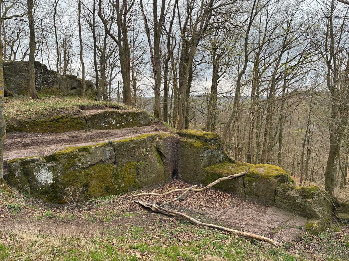 An den Überresten der mittelalterlichen Burganlage Metilstein nahe der Wartburg bei Eisenach hat ein Mann mehrere Wochen lang unerlaubt Grabungen durchgeführt. / Foto: A. Humme/TLDA, Weimar/dpa