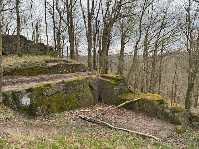 An den Überresten der mittelalterlichen Burganlage Metilstein nahe der Wartburg bei Eisenach hat ein Mann mehrere Wochen lang unerlaubt Grabungen durchgeführt. / Foto: A. Humme/TLDA, Weimar/dpa