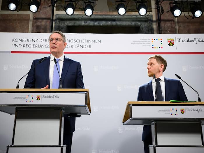 Die Regierungschefs von Rheinland-Pfalz und von Sachsen, Alexander Schweitzer (SPD) und Michael Kretschmer (CDU) stellten die Ergebnisse der Ministerpräsidentenkonferenz vor.  / Foto: Bernd von Jutrczenka/dpa