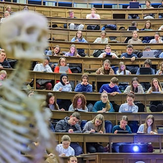 17 Medizin- und vier Zahnmedizinstudienplätze an der Universität Jena werden ab Herbst für eine Landarztquote reserviert. (Symbolbild) / Foto: Jan Woitas/dpa