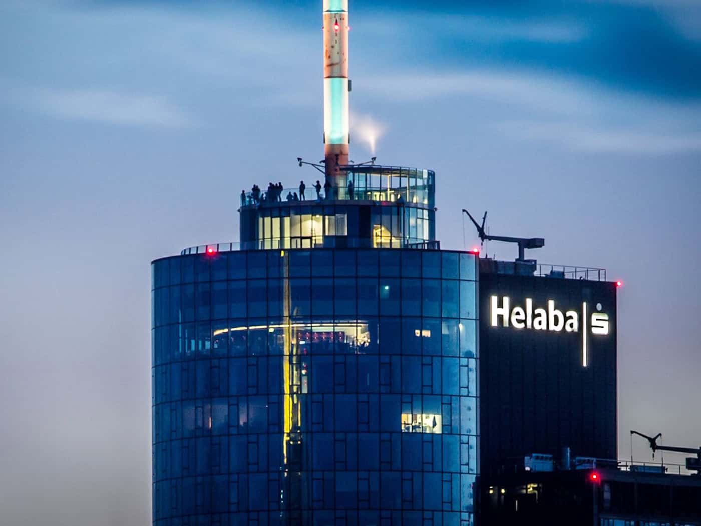 Die Helaba sieht sich trotz Rückschlägen auf Kurs zu einem Vorsteuergewinn von mehr als einer Milliarde Euro. (Archivbild) / Foto: Frank Rumpenhorst/dpa