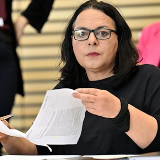 Die Thüringer Linke-Abgeordnete Katharina König-Preuss fordert ein konsequentes Vorgehen gegen Rechtsrock-Konzerte.  / Foto: Martin Schutt/dpa