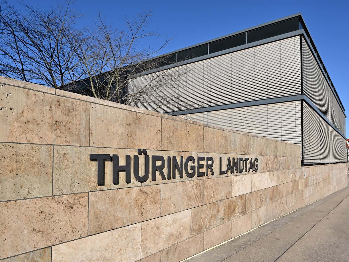 Im Thüringer Landtag haben Abgeordnete über Lehren aus der geplanten Schließung des Zalando-Standorts in Erfurt diskutiert.  / Foto: Martin Schutt/dpa