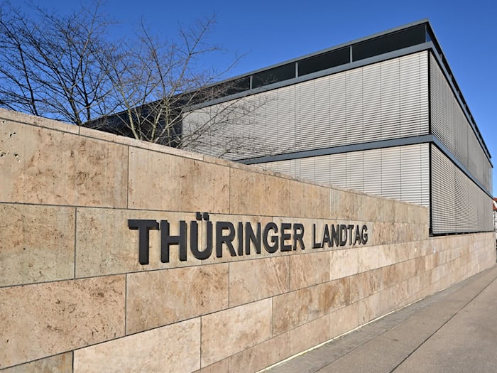 Im Thüringer Landtag haben Abgeordnete über Lehren aus der geplanten Schließung des Zalando-Standorts in Erfurt diskutiert.  / Foto: Martin Schutt/dpa