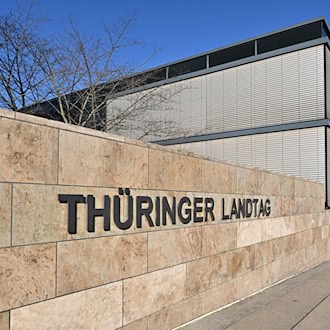 Im Thüringer Landtag haben Abgeordnete über Lehren aus der geplanten Schließung des Zalando-Standorts in Erfurt diskutiert.  / Foto: Martin Schutt/dpa