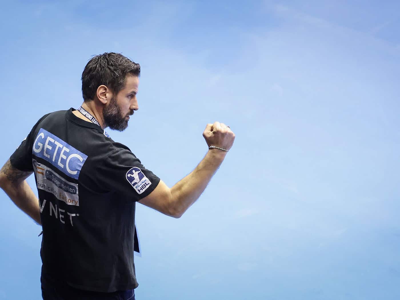 SCM-Trainer Bennet Wiegert steht vor einer anstrengenden Woche mit zwei Auswärtsspielen. (Archivbild) / Foto: Ronny Hartmann/dpa-Zentralbild/dpa