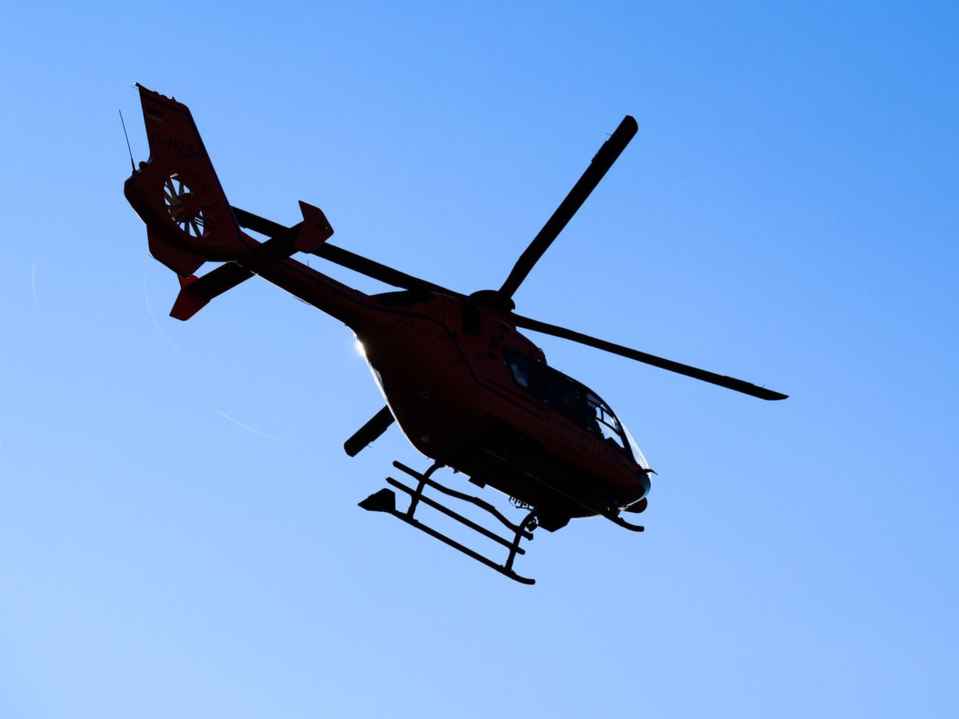 Bei dem Unfall im Ilm-Kreis war ein Rettungshubschrauber im Einsatz. (Symbolfoto) / Foto: Julian Stratenschulte/dpa