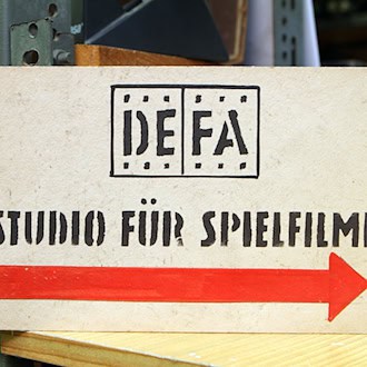 Die Deutsche Film AG, kurz DEFA, wurde vor 80 Jahren in Potsdam-Babelsberg gegründet. Pünktlich im Jubiläumsjahr plant die Uni Erfurt eine Tagung mit Fachleuten zur DDR-Kinematographie. (Symbolbild) / Foto: Nestor Bachmann/dpa-Zentralbild/dpa