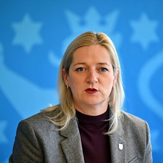 Migrationsministerin Beate Meißner (CDU) steht zur Landesbezahlkarte für Flüchtlinge. (Archivbild) / Foto: Martin Schutt/dpa